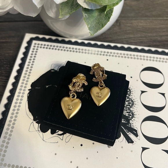 CHANEL Vintage Gold CC Logo Heart Dangle Clip On Earrings - Picture 9 of 9